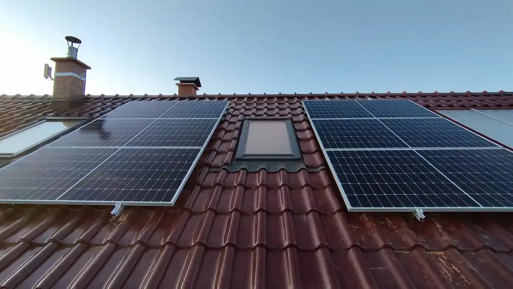 Montáž fotovoltaických panelov na šikmej streche rodinného domu – Krásnohorské Podhradie